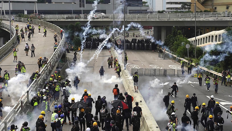 Tränengaswolken in den Strassen Hongkongs: Erneut sind die Proteste gegen das chinesische Regime ausgeartet.