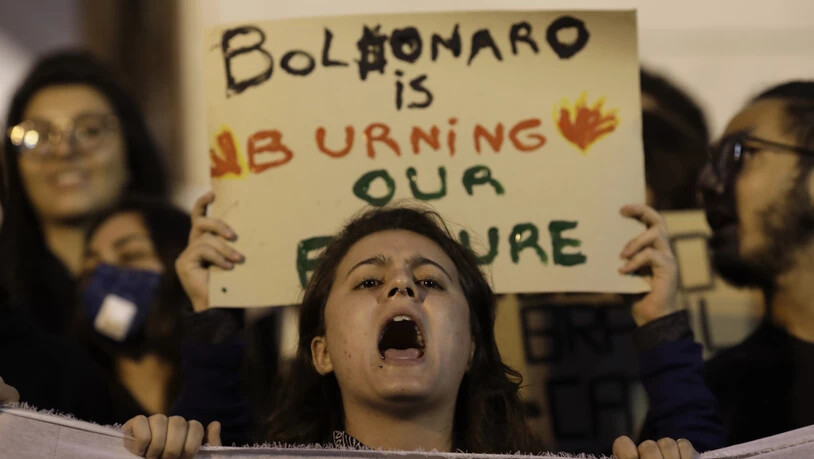 In Rio de Janeiro fordern Demonstranten, dass die Waldbrände bekämpft werden.