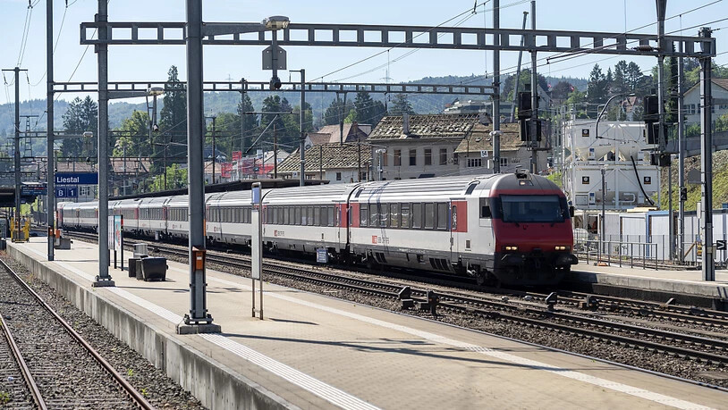 Die SBB untersuchen einen Vorfall am Bahnhof Morges VD, bei dem ein Zug zu spät anhielt und die Fahrgäste zwischen zwei Geleisen aussteigen mussten. (Symbolbild)