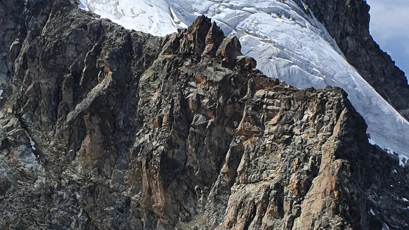 Eine Alpinistin ist beim Aufstieg zum Piz Roseg über eine Felswand in die Tiefe gestürzt.