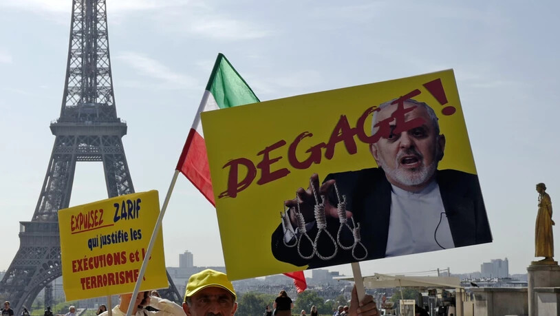 In Europa nicht überall beliebt: Iranische Exil-Oppositionelle demonstrieren in Paris gegen den iranischen Aussenminister Sarif (Aufnahme vom 23. August).