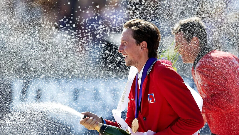 Der Europameister Martin Fuchs lässt den Champagner spritzen.
