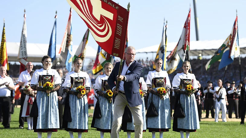 OK-Präsident Heinz Tännler durfte die Fahne des Eidgenössischen Schwingerverbands am Sonntag beim offiziellen Festakt übernehmen.