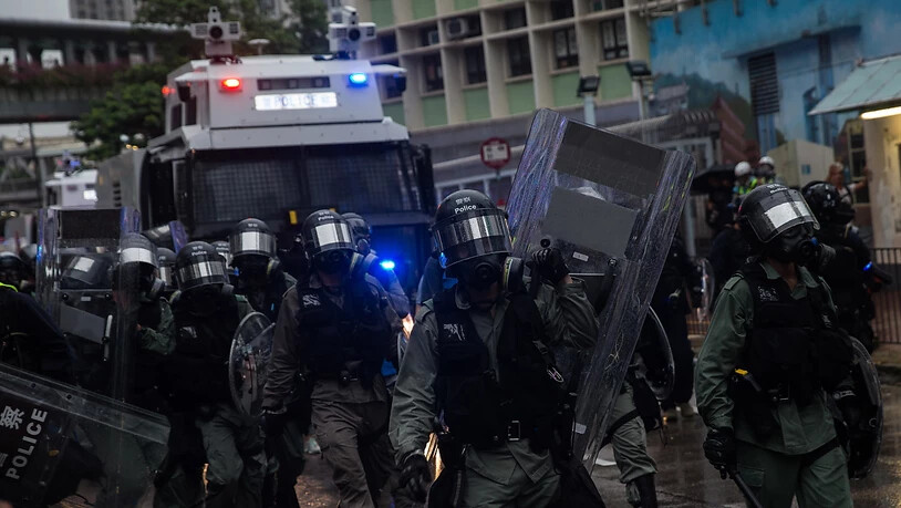Die Polizei setzt bei gewaltsamen Zusammenstössen mit Demonstranten in Hongkong zum ersten Mal Wasserwerfer ein. Ein Polizist gab mindestens einen Schuss ab . (Foto: Jerome Favre/EPA)