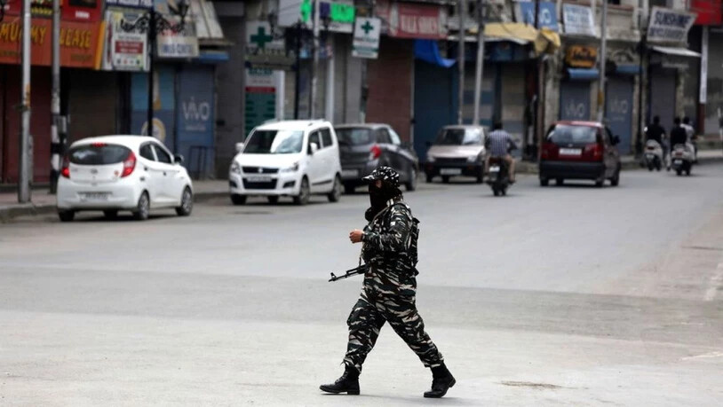 Zehntausende Soldaten schränken die Bewegungsfreiheit der Menschen in Kaschmir. Auch Internet- und Telefonverbindungen sind seit Wochen stark zensuriert. (Archivbild einer Strasse in Srinagar)
