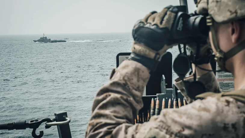 Ein US-Soldat beobachtet ein iranisches Schiff in der Strasse von Hormus.  (Foto: US MARINE CORPS/STAFF SGT. DONALD HOLBERT via EPA Keystone)