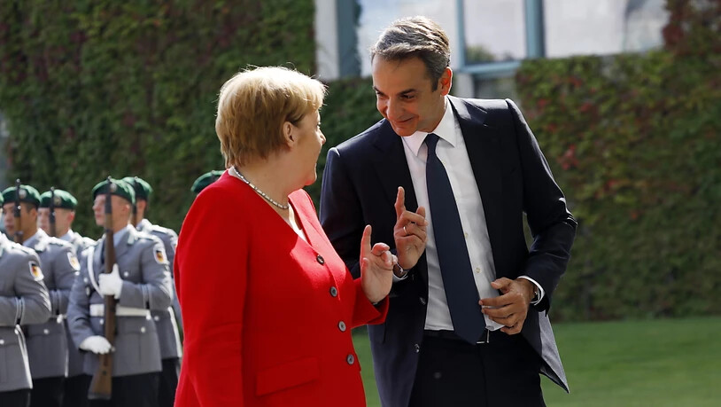 Gastgeberin Merkel empfängt den griechischen Regierungschef Mitsotakis vor dem Kanzleramt in Berlin.