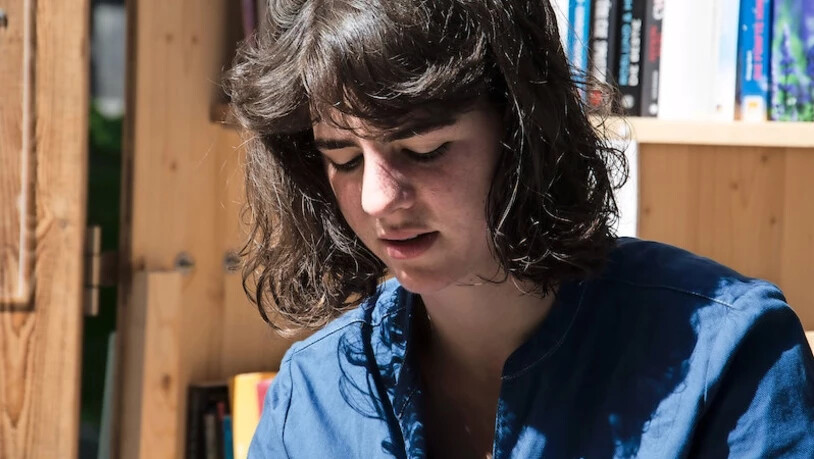 Vereinsmitglied Eva-Maria Kreis erklärt, warum es vorderhand bei zwei Bücherboxen in Glarus bleibt.
