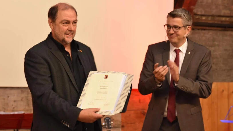 Kaspar Marti erhält Glarner Kulturpreis.