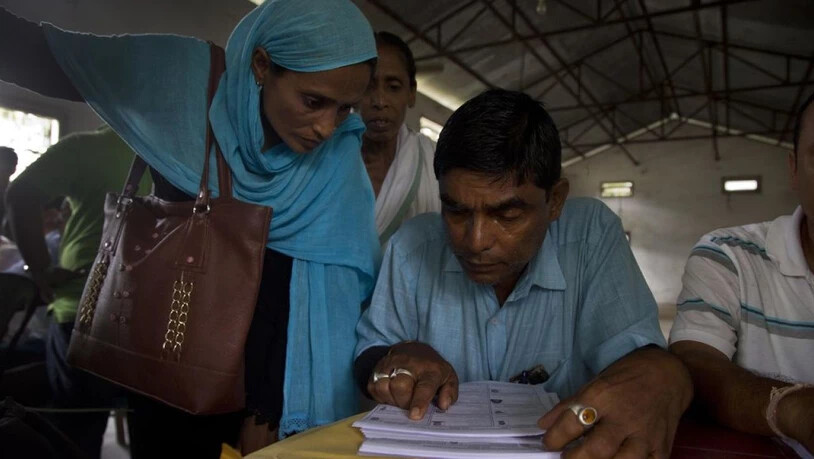 Dorfbewohner von Barburi im indischen Bundesstaat Assam kontrollieren, ob ihre Namen ins Nationale Bürgerregister aufgenommen worden sind.