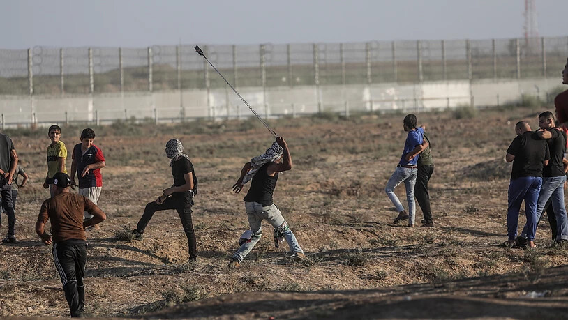 Bei erneuten Konfrontationen an Israels Grenze zum Gazastreifen ist ein Palästinenser getötet worden. Der junge Mann sei am Samstag im Krankenhaus an den Verletzungen gestorben, die er am Vortag östlich von Chan Junis erlitten habe. (Archivbild)