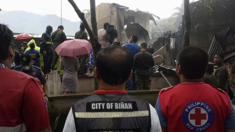 Beim Absturz eines Kleinflugzeuges auf den Philippinen sind neun Menschen ums Leben gekommen. Augenzeugen berichteten in lokalen Medien, das Flugzeug sei niedrig geflogen, habe noch versucht, aufzusteigen. Dann habe es eine Explosion gegeben.