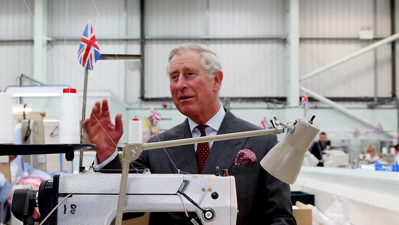Im Moment gibt es für Prinz Charles nur wenig zu lachen, was die Industrie Britanniens anbelangt: Der Prinz in einer Fabrik in Gloucestershire (Archivbild).