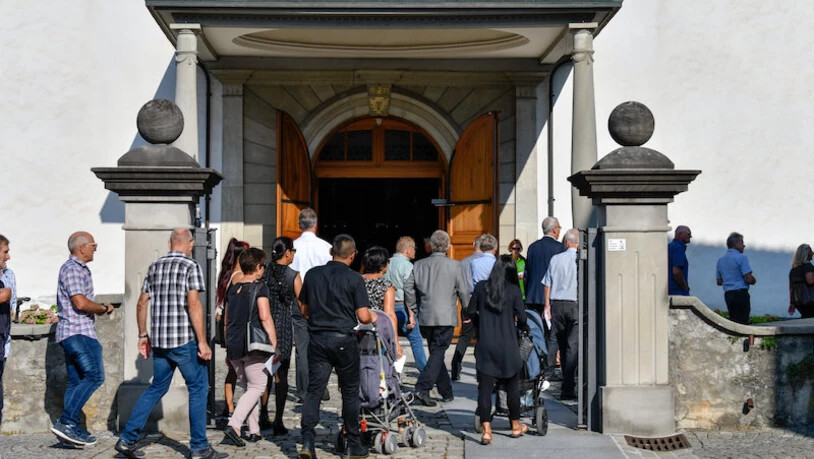 Ein letzter Gruss: Vereinskameraden, Politiker, Familie und Freunde verabschieden sich in der Pfarrkirche Kaltbrunn von Markus Schwizer.Bilder Manuela Matt 
