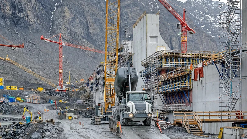 Wie von Geisterhand: Hugs Bilder zeigen eine fast menschenleere Baustelle.