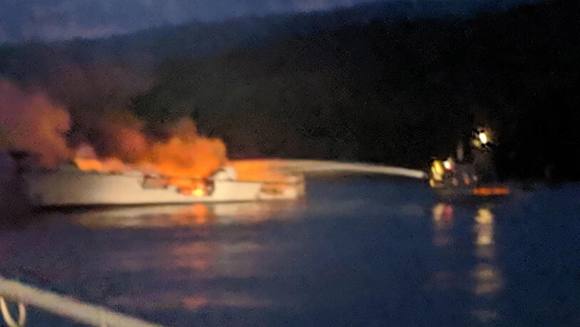 Ein Löschboot kämpft vergeblich gegen die Flammen, die das Ausflugsboot "Conception" völlig im Griff haben.