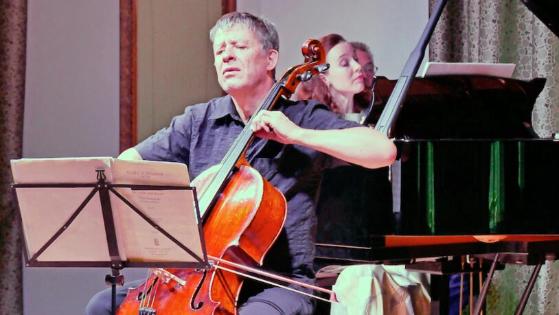 Die Emotionen bleiben: Cellist Thomas Grossenbacher gibt alles bei seinem Konzert an der Braunwalder Musikwoche.
