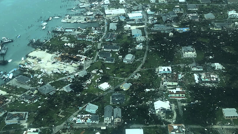 Das Rote Kreuz schätzt die Zahl der zerstörten Häuser auf den Bahamas auf mindestens 13'000. (Medic Corps via AP)