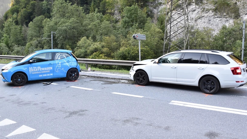 Beide im Unfall involvierten Autos wurden stark beschädigt.