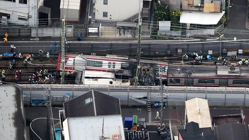 Weil ein Lastwagen auf einem Bahnübergang nahe Tokio liegen blieb, prallte ein Zug mit rund 100 Stundenkilometern in den Wagen - 35 Menschen wurden verletzt, einer davon lebensgefährlich.