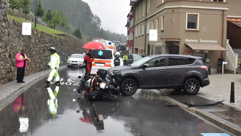 Von einem Parkplatz her kommend, übersah die Fahrerin dieses Autos den Töfffahrer.