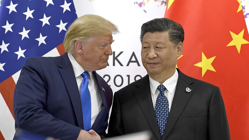 Der Handelsstreit zwischen den USA und China geht mittlerweile richtig ins Geld und lässt das Wirtschaftswachstum zurückgehen. (Archivbild Donald Trump und Xi Jinping)