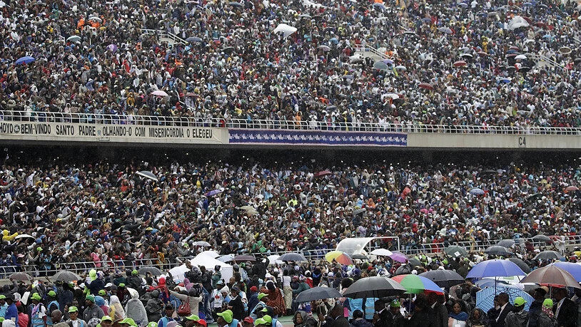 Papst Franziskus fährt mit dem Papst-Mobil ins Zimpeto Stadion. Er wird von zehntausenden Gläubigen empfangen, die Regen und Wind trotzen, um dem Oberhaupt der Katholischen Kirche zu lauschen.
