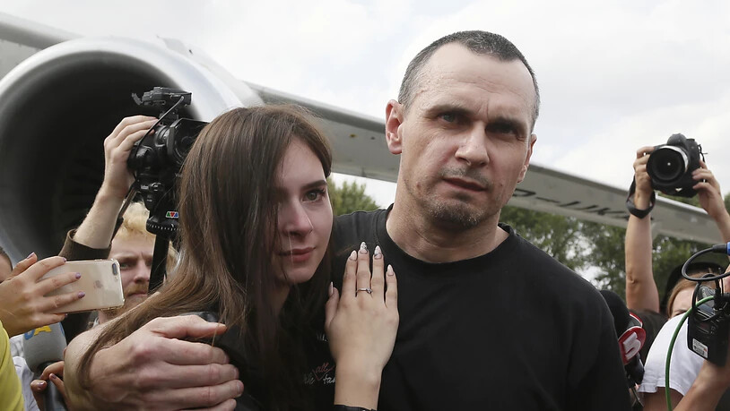 Zu den Freigelassenen zählt auch der ukrainische Filmemacher Oleg Senzow, der auf dem Flughafen von seiner Tochter begrüsst wurde.