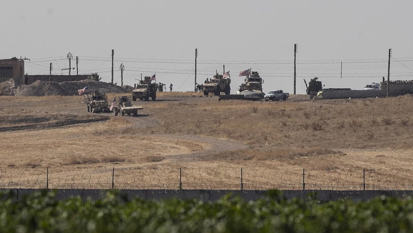 Ankunft amerikanischer Truppen in der nordsyrischen Stadt Tell Abiad, nahe des türkischen Grenzorts Akçakale. Dort patrouillieren sie gemeinsam mit türkischen Soldaten und wollen eine sogenannte Sicherheitszone einrichten.