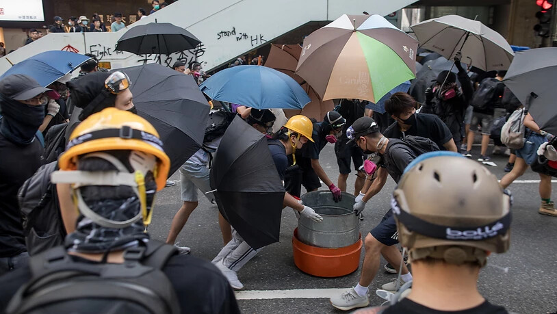 Protestierende in Hongkong haben am Sonntag zahlreiche Barrikaden aus Abfallbehältern errichtet.