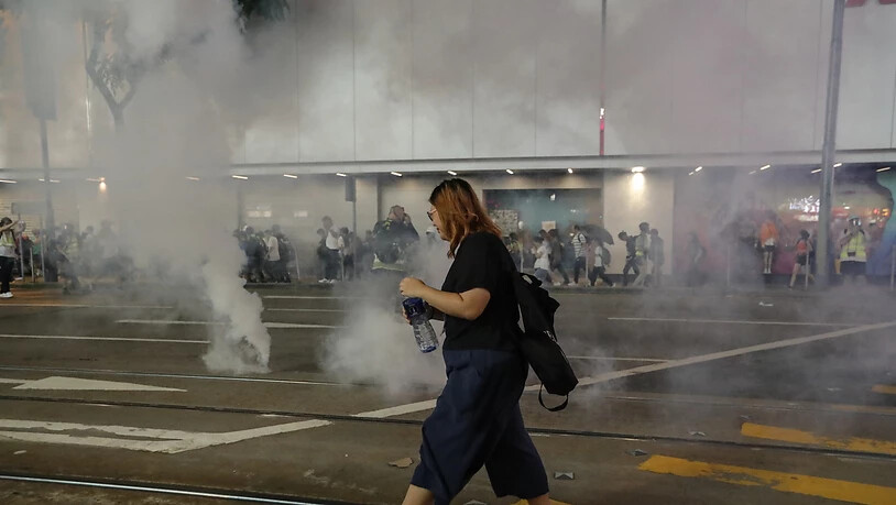 Die Sicherheitskräfte setzten in Hongkong nach einer Grossdemonstration am Sonntag vielerorts Tränengas ein.