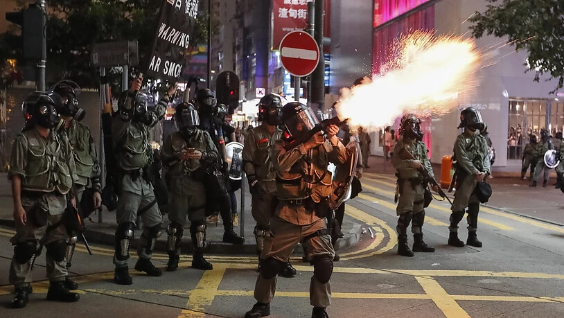 In Hongkong ist es in der Nacht auf Montag nach einer Grossdemonstration vielerorts zu Ausschreitungen gekommen.
