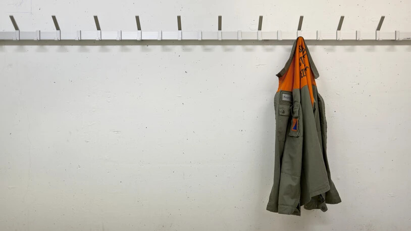 Jacke eines Zivilschützers an der Garderobe: Er darf im Gegensatz zu Armeeangehörigen seinen Dienst nicht am Stück leisten. (Themenbild)