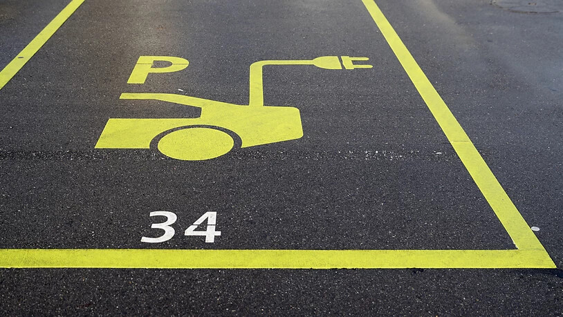 Ein Parkplatz bei einer Ladestation für ein Elektroauto. Das Parlament will solche "grünen Zonen" fördern. (Themenbild)