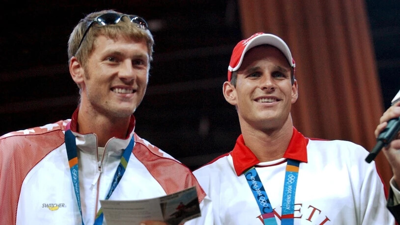 Patrick Heuscher (links) und Stefan Kobel (rechts) mit ihren Olympia-Bronzemedaillen von 2004