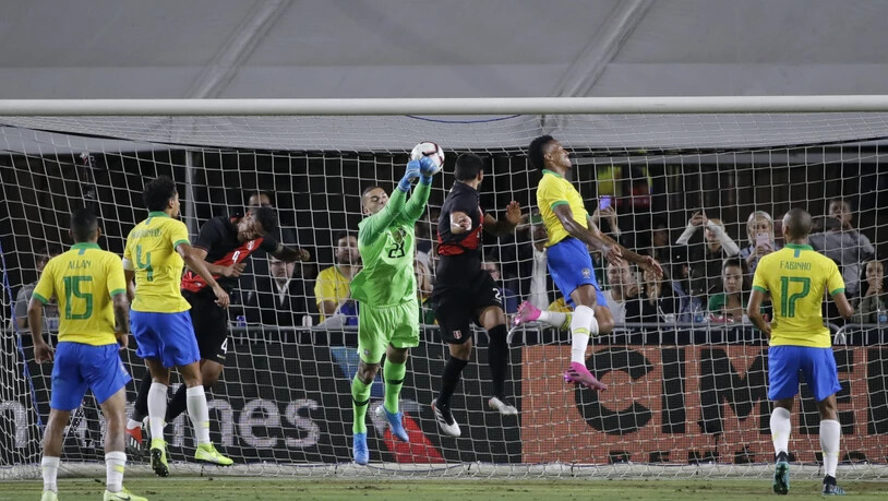 Perus Luis Abram (Bildmitte) trifft per Kopfball zum Siegtor gegen Brasilien