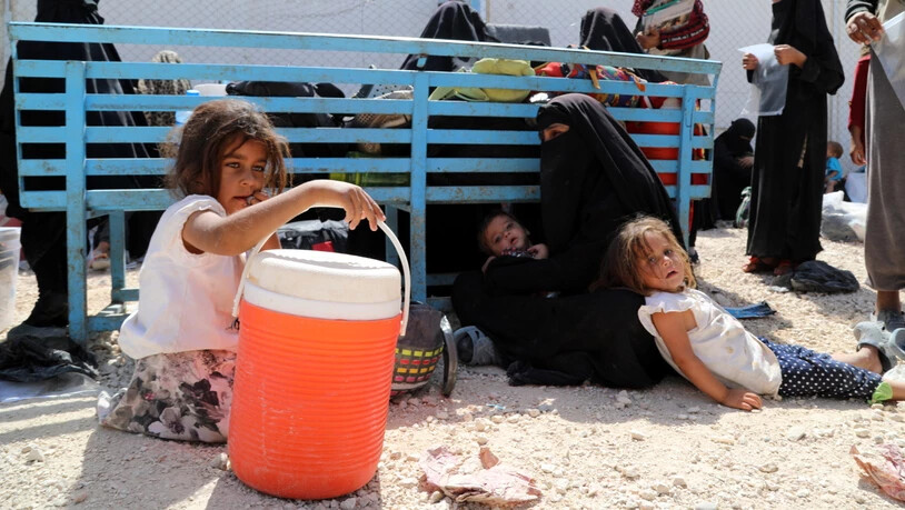 Die Frau eines ehemaligen IS-Kämpfers und ihre Kinder warten im Lager Al-Hol auf die Rückführung in ihr Heimatland. (Archivbild)