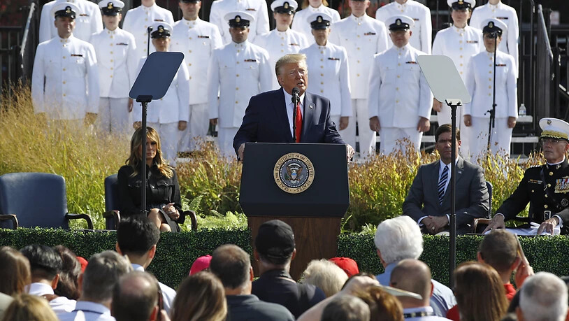 Bei einer Gedenkzeremonie für die 9/11-Opfer beim Pentagon droht US-Präsident Donald Trump potenziellen künftigen Angreifern mit verheerender Vergeltung.