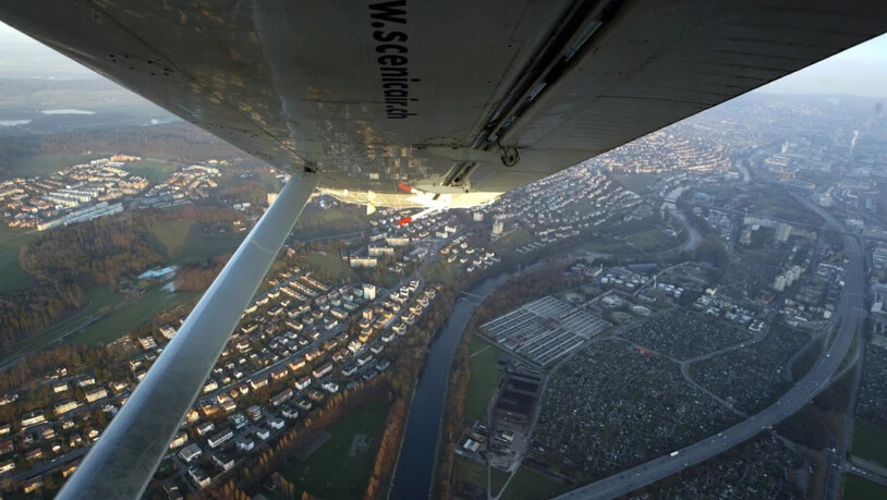 Der Nationalrat will, dass Freizeitpiloten mit dem Tower neben Englisch auch in einer Landessprache kommunizieren können. Im Bild ein Kleinflugzeug im Anflug auf Zürich-Kloten.