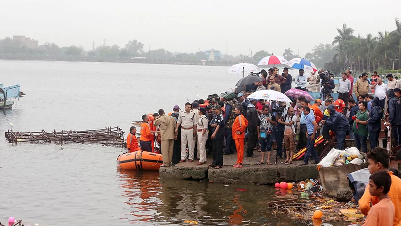 Bei einer religiösen Zeremonie in Indien sind mindestens zwölf Menschen ums Leben gekommen. EPA/SANJEEV GUPTA