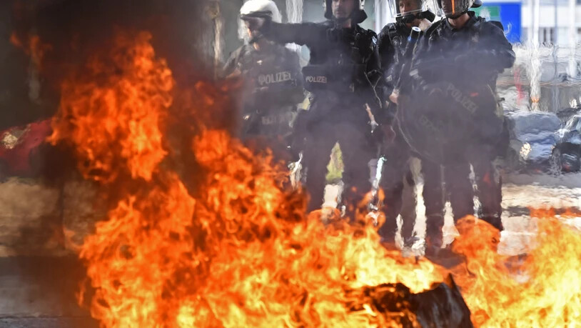Brennende Container bei der Gegendemonstration gegen den "Marsch fürs Läbe" am Samstag in Zürich.