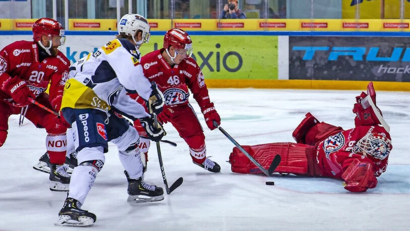 Gemeinsame Rettungsaktion: Dominik Egli (Mitte) und Goalie Melvin Nyffeler wehren sich gegen Johnny Kneubühler.