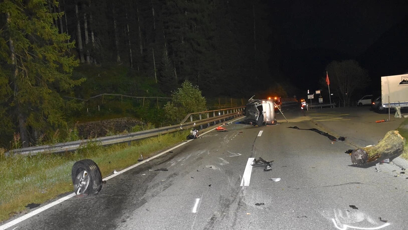 Am Ortseingang von Davos Glaris kam das Unfallauto ins Schleudern.