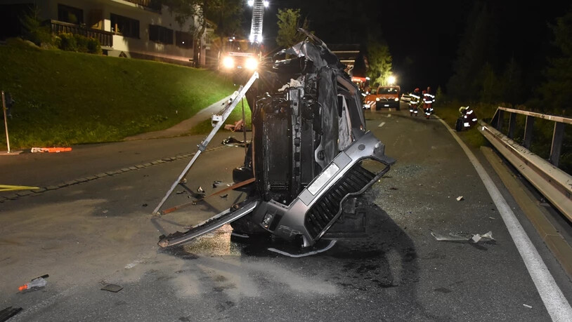 Am Ortseingang von Davos Glaris kam das Unfallauto ins Schleudern.