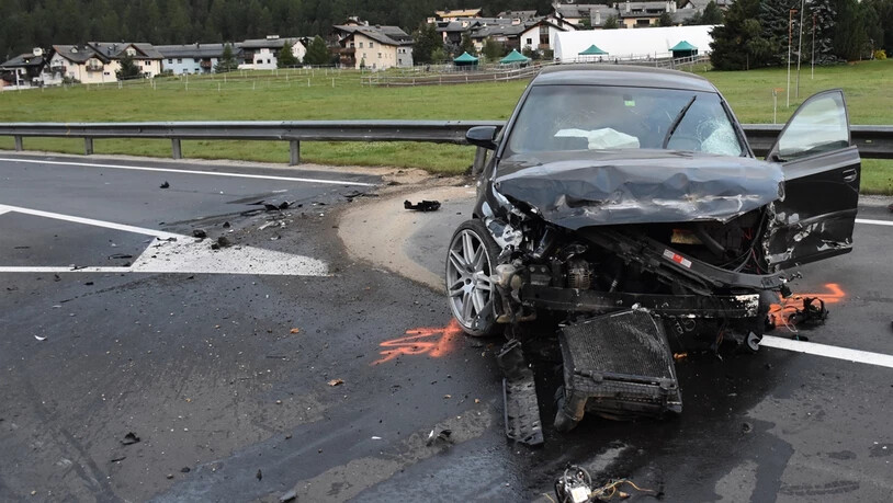 Das Auto Schrott, der Fahrer nur leicht verletzt - kaum zu glauben.