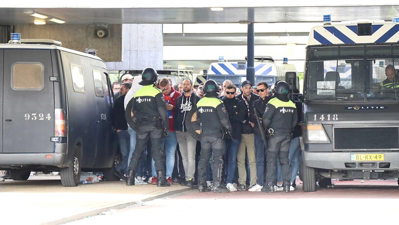 Die niederländische Polizei nimmt Fans von Lille fest