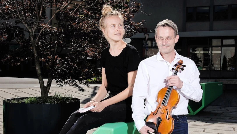 Das Ensemble Ö! orientiert über das neue Programm vor dem Theater Chur.