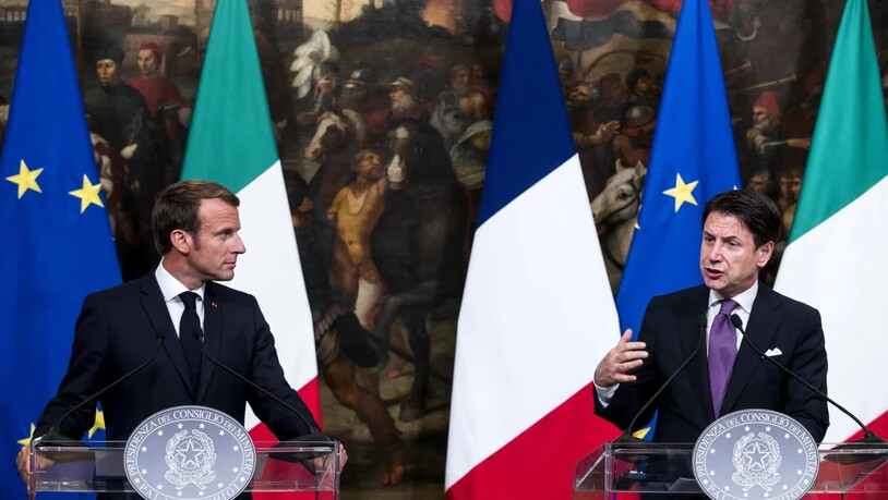 Der italienische Ministerpräsident Giuseppe Conte (rechts) und der französische Präsident Emmanuel Macron (links) haben am Mittwoch über die Flüchtlingskrise und deren Lösung gesprochen.