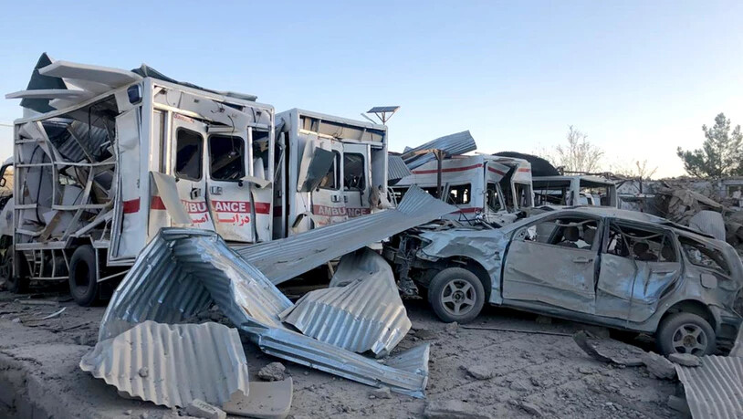 Zerstörte Krankenwagen nach einem Anschlag in Südafghanistan. Bei der Explosion der Autobombe wurde auch das örtliche Spital zerstört.