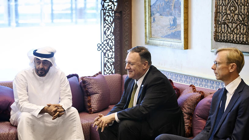 US-Aussenminister Pompeo (Mitte) führte am Donnerstag in Abu Dhabi Gespräche mit Kronprinz Mohamed bin Said Al Nahyan (l).
